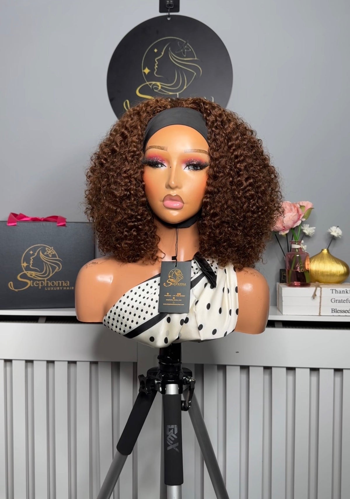 The Chic Band wig in Brown