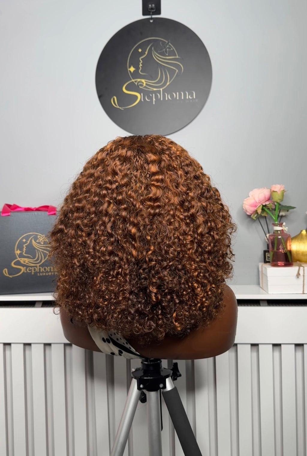 The Chic Headband wig in Piano